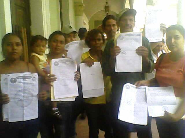 Vecinos de BRISAS DEL MOMBACHO muestran sus escrituras